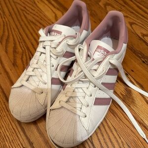 Women's Size 8 Adidas superstar in mauve
